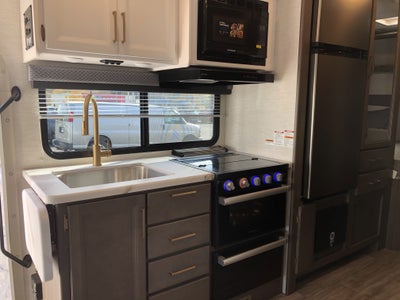 2024 Ford E-Series Cutaway Base