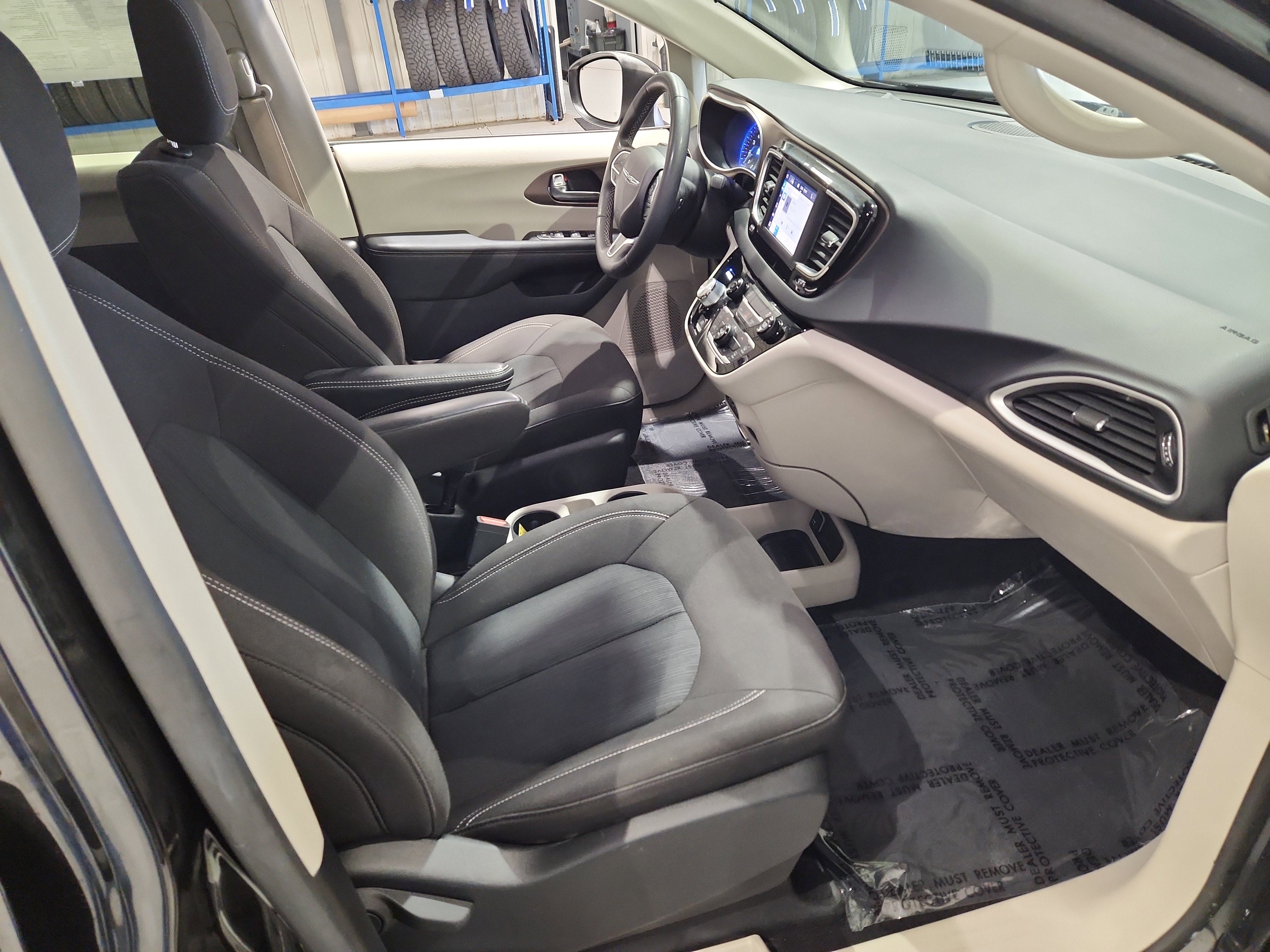 2023 Chrysler Voyager LX